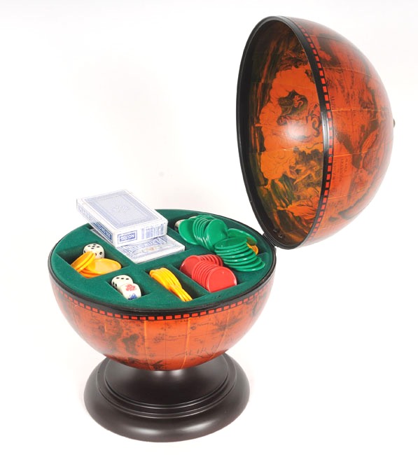 8.5" x 8.5" x 11" Globe Poker Set