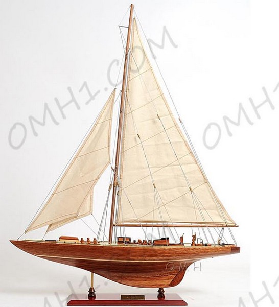 The Endeavour Small-Scaled Model Sailboat