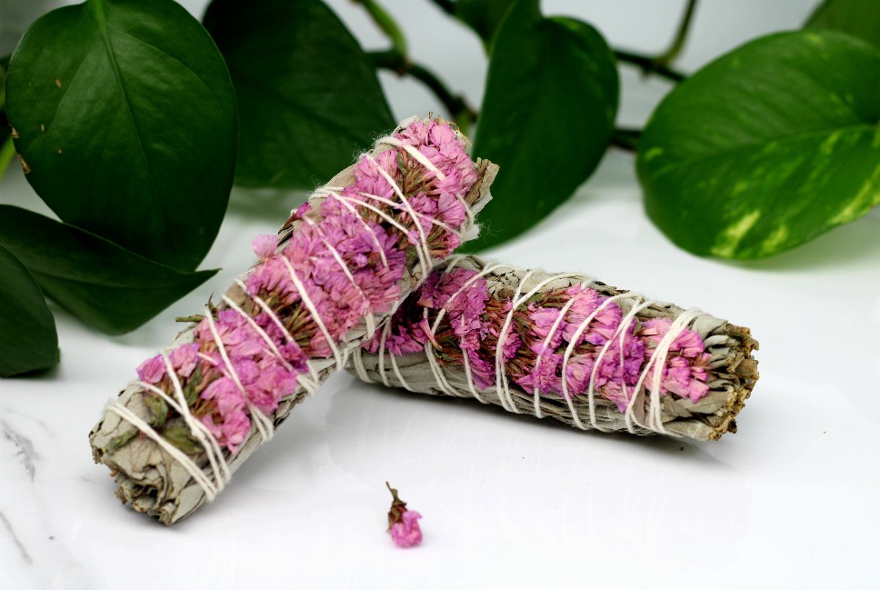 Sustainably Sourced White Sage + Pink Sinuata Flower Bundle
